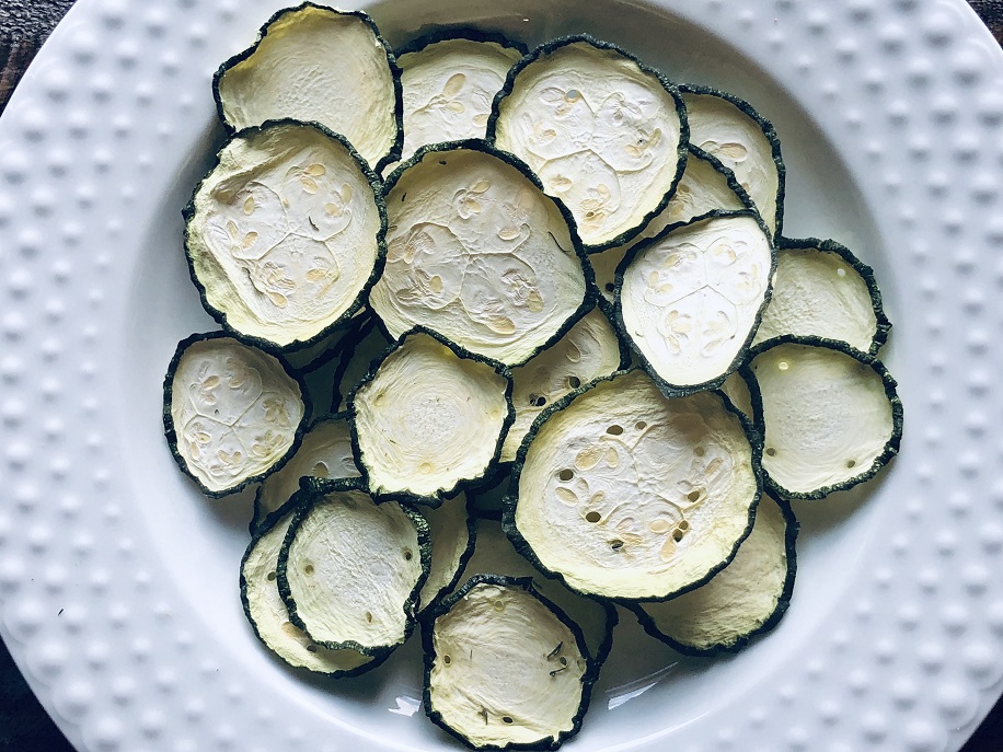 Dehydrated zucchini chips with salt
