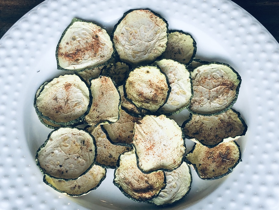Dehydrated zucchini chips with spice